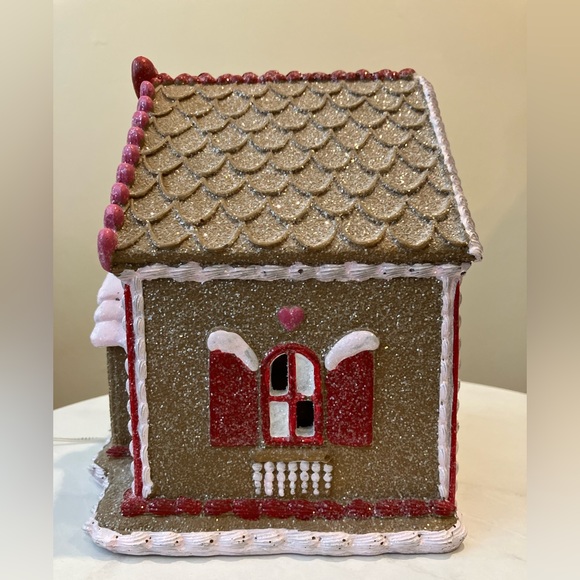 Cupcakes and Cashmere Gingerbread Valentine’s Day House. - Picture 3 of 8